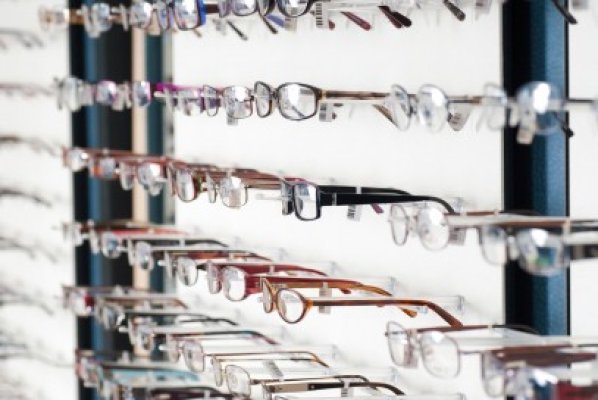 Piaţa de ochelari se vede prin lentile ieftine